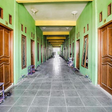 Oyo 91747 Gamping Homestay Syariah Gresik Екстер'єр фото