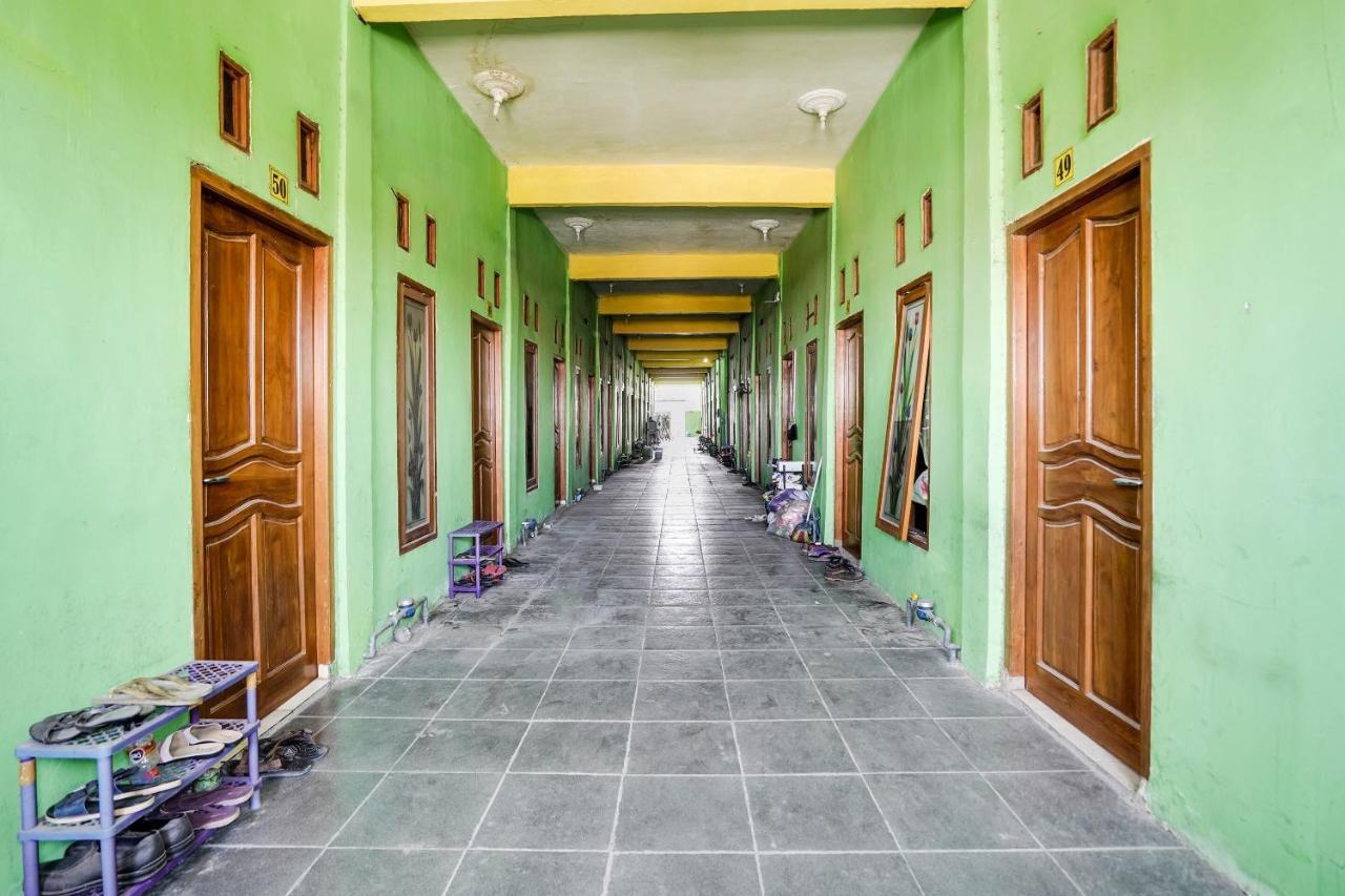 Oyo 91747 Gamping Homestay Syariah Gresik Екстер'єр фото